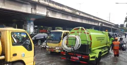 12 Truk Tangki hingga 30 Personel Gabungan Diturunkan, Percepat Penyedotan Genangan di 2 Jalan Jakbar! 