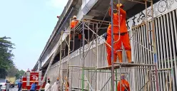 Target Selesai Minggu, 100 Personel Gabungan Pasukan Pelangi dan Gulkarmat Lakukan Penataan Kolong Flyover Pasar Rebo!