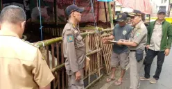 Tindak Lanjut Aduan Masyarakat, Satpol PP Jakarta Pusat Tertibkan Pedagang Hewan yang Berada di Atas Trotoar Jalan!