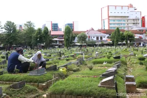 Ilustrasi. Oknum pengurus RT dan RW diduga ikut terlibat dalam aksi pungli tanah pemakaman yang merugikan warga tersebut.(Sumber: Beritajakarta.id | Foto: Beritajakarta.id)