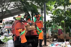 Setidaknya 190 truk dari berbagai ukuran disiapkan oleh Suku Dinas Lingkungan Hidup (LH) Jakarta Selatan. (Sumber: Beritajakarta.id | Foto: Beritajakarta.id)
