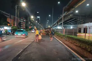 Gerak cepat Suku Dinas Bina Marga Jakarta Selatan, tindak lanjut laporan kerusakan di di Jalan TB Simatupang Raya, Kelurahan Cilandak Barat, Kecamatan Cilandak. (Sumber: Beritajakarta.id | Foto: Beritajakarta.id)