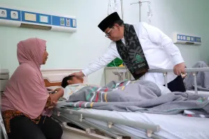 Gubernur DKI Jakarta, Pramono Anung menjenguk langsung kondisi puluhan siswa yang menjadi korban dugaan keracunan MBG di Jakarta Timur. (Sumber: Beritajakarta.id | Foto: Beritajakarta.id)