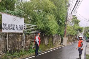 Kekinian kendaraan yang lakukan parkir liar di Jalan Damai RT 02/01, Kelurahan Kalisari, Kecamatan Pasar Rebo, Jakarta Timur sudah tidak berada di lokasi. (Sumber: beritajakarta.id | Foto: beritajakarta.id)