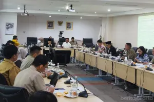 Bapemperda DPRD DKI Jakarta kembali membahas finalisasi pasal demi pasal dalam Raperda tentang Pembangunan Keluarga, Selasa, 7 April 2026. (Sumber: beritajakarta.id | Foto: beritajakarta.id)