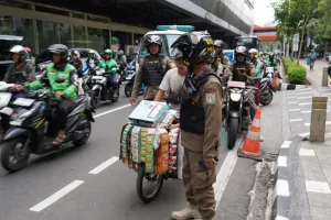 Satpol PP Jakarta Selatan pastikan penertiban pedagang kaki lima (PKL) yang mengokupasi trotoar di Jalan HR Rasuna Said dilakukan secara humanis. (Sumber: beritajakarta.id | Foto: beritajakarta.id)