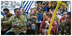 Gubernur Pramono Anung dan Wagub Rano Karno Bersama ASN DKI Jakarta Naik Transjakarta. (Sumber: beritajakarta.id)
