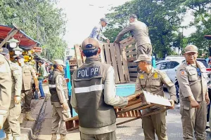 Personel gabungan dikerahkan menertibkan pedagang kaki lima (PKL) yang mengokupasi trotoar di sepanjang Jalan Raya Bogor, Kecamatan Ciracas. (Sumber: beritajakarta.id | Foto: beritajakarta.id)