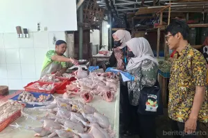 Pastikan bahan berbahaya tidak beredar di produk pangan, Suku Dinas Ketahanan Pangan, Kelautan, dan Pertanian (KPKP) Jakarta Utara lakukan pemeriksaan terhadap 64 sampel pangan (Sumber: beritajakarta.id | Foto: beritajakarta.id)