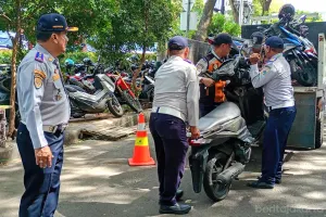 Sebanyak 88 kendaran roda dua yang kedapatan parkir pada area terlarang di kawasan Sentra Primer Barat, Jalan Puri Indah Raya, Puri Harum dan Jalan Puri Ayu, pada Jumat (9/4). (Sumber: beritajakarta.id | Foto: beritajakarta.id)
