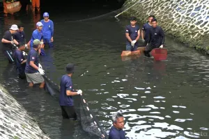Sekitar 100 personel gabungan dari Dinas Dinas Ketahanan Pangan, Kelautan, Pertanian (KPKP) Provinsi DKI,Satpol PP, PPSU dan Gulkarmat Jakarta Pusat, Jumat (10/4) (Sumber: beritajakarta.id | Foto: beritajakarta.id)