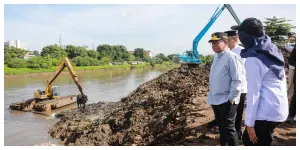 Gubernur DKI Jakarta Pramono Anung Tinjau Langsung Pengerukan Kali Kanal Banjir Barat (Sumber: beritajakarta.id)