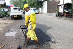 Pasukan Kuning Satuan Pelaksana (Satpel) Bina Marga Kecamatan Cilincing, Jakarta Utara melakukan perbaikan jalan dan kanstin untuk meningkatkan keamanan serta kenyamanan. (Sumber: Beritajakarta.id | Foto: Beritajakarta.id)