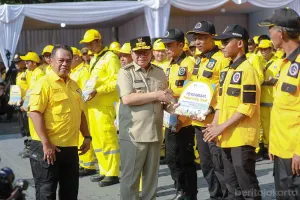 Kinerja gemilang, pasukan kuning Dinas Bina Marga dapat apresiasi dari Gubernur DKI Jakarta, Pramono Anung. (Sumber: beritajakarta.id | Foto: beritajakarta.id)