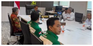 Tim BOBIBOS Bertemu dengan Dirjen Migas ESDM Laode Sulaeman. (Sumber: Instagram @bobibos_)