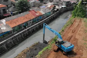 Setidaknya 2.428 meter kubik sedimen lumpur dan sampah di Kali Cideng Jalan Patra Kuningan, berhasil diangkat oleh Suku Dinas Sumer Daya Air (SDA) Jakarta Selatan. (Sumber: beritajakarta.id | Foto: beritajakarta.id)