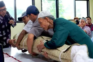 Di bidang pemakaman, melalui Dinas Pertamanan dan Hutan Kota (Distamhut), konsisten menggelar pelatihan pemulasaraan jenazah bagi masyarakat. (Sumber: beritajakarta.id | Foto: beritajakarta.id)
