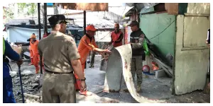Bangunan Liar yang Mengokupasi Trotoar dan Jalur Hijau di Jalan Ahmad Yani Ditertibkan (Sumber: beritajakarta.id)