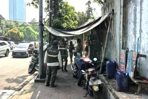 10 bangunan semi permanen dan lapak pedagang kaki lima yang berdiri di atas trotoar dan bahu sepanjang Jalan Garuda Gunung Sahari Selatan, Kemayoran, Jakarta Pusat ditertibkan, Rabu (15/4). (Sumber: Beritajakarta.id | Foto: Beritajakarta.id)
