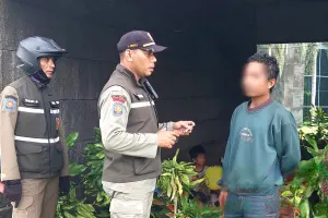 Satpol PP Jakarta Pusat menggelar penyisiran, penghalauan dan pengawasan terhadap gangguan ketertiban umum di Jalan Jenderal Sudirman, persisnya kolong simpang susun Semanggi, Kamis (16/4). (Sumber: Beritajakarta.id | Foto: Beritajakarta.id)