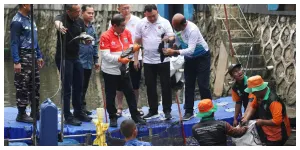 Gubernur DKI Jakarta Pramono Anung Melakukan Penangkapan Ikan Sapu-sapu (Sumber: beritajakarta.id)