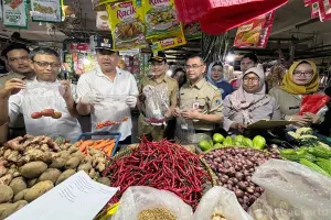 Pemkot Jakarta Timur melakukan pengawasan keamanan pangan terpadu di enam pasar tradisional. (Sumber: beritajakarta.id | Foto: beritajakarta.id)