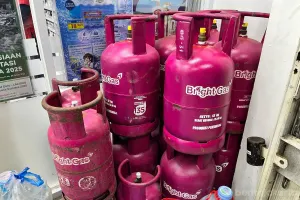 Pemprov DKI Jakarta melalui Dinas PPKUKM menjamin ketersediaan stok LPG nonsubsidi ukuran 5,5 kg dan 12 kg di Jakarta tetap aman pasca kenaikan harga yang berlaku sejak 18 April 2026. (Sumber: Beritajakarta.id | Foto: Beritajakarta.id)
