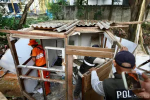 Sekitar 38 bangunan liar di bantaran Kali Krukut, Kelurahan Karet Tengsin, Tanah Abang, Rabu (22/4), dibongkar petugas gabungan Pemerintah Kota Jakarta Pusat. (Sumber: beritajakarta.id | Foto: beritajakarta.id)
