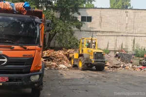 Penanganan sampah di tempat penampungan sementara (TPS) Terminal Bus Kampung Rambutan, Jakarta Timur (Sumber: Beritajakarta.id | Foto: Beritajakarta.id)