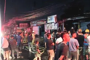 Peristiwa kebakaran yang menghanguskan sebanyak empat kios permanen di Jalan Raya Pulo Gebang, RT 01/06, Kelurahan Pulo Gebang, Kecamatan Cakung, Jakarta Timur (Sumber: beritajakarta.id | Foto: beritajakarta.id)