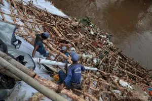 Potret progres perbaikan darurat turap longsor di Kali Ciliwung, Jalan X, Kelurahan Kebon Baru, Kecamatan Tebet, Jakarta Selatan. (Sumber: beritajakarta.id | Foto: beritajakarta.id)