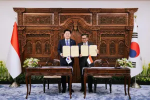 Gubernur DKI Jakarta, Pramono Anung dan Gubernur Jeju, Korea Selatan, Oh Young-hun, melakukan penandatangan Nota Kesepahaman MoU. (Sumber: Beritajakarta.id | Foto: Beritajakarta.id)