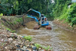 Suku Dinas Sumber Daya Air (SDA) Jakarta Selatan semakin mengintensifkan pengerukan saluran mikro maupun makro selama musim kemarau ini. (Sumber: beritajakarta.id | Foto: beritajakarta.id)