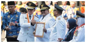 Wagub DKI Jakarta Rano Karno Menerima Penghargaan Penyelenggara Pemerintahan Daerah Terbaik 2025. (Sumber: beritajakarta.id)