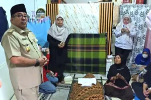 Rano Karno lakukan takziah ke salah satu korban tragedi kereta api di Stasiun Bekasi Timur yakni Nuryati, yang merupakan warga Jalan Utan Panjang, Kemayoran, Jakarta Pusat (Sumber: Beritajakarta.id | Foto: Beritajakarta.id)