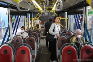 Pihak PT Transportasi Jakarta (Transjakarta) diketahui  memberikan fasilitas layanan shuttle, untuk membantu mobilitas warga (Sumber: beritajakarta.id | Foto: beritajakarta.id)
