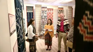 Produk Lokal Naik Kelas! Tenun Pewarna Alami Binaan Bakti BCA Unjuk Gigi di Belanda