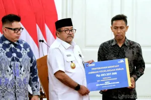 Pemprov DKI Jakarta melalui Wakil Gubernur DKI Jakarta, Rano Karno menyerahkan santunan jaminan kecelakaan dan asuransi kepada keluarga korban tragedi Stasiun Bekasi Timur (Sumber: Beritajakarta.id | Foto: Beritajakarta.id)