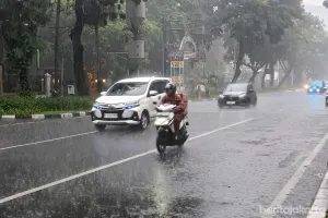 Curah hujan ekstrem dan fenomena rob yang terjadi bersamaan menjadi penyebab utama banjir di sejumlah wilayah. (Sumber: beritajakarta.id | Foto: beritajakarta.id)