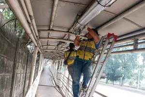 uku Dinas Bina Marga Jakarta Utara bergerak cepat menangani masalah fasilitas publik dengan merampungkan perbaikan penerangan di JPO Pedongkelan (Sumber: Beritajakarta.id | Foto: Beritajakarta.id)