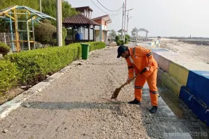 Petugas Penanganan Prasarana dan Sarana Umum (PPSU) Kelurahan Pulau Untung Jawa bergerak cepat menangani kerusakan infrastruktur. (Sumber: beritajakarta.id | Foto: beritajakarta.id)