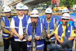 Gubernur DKI Jakarta, Pramono Anung, secara tegas menetapkan pembangunan jalan sejajar rel kereta api di kawasan Pasar Minggu, Jakarta Selatan, sebagai prioritas utama untuk segera diselesaikan. (Sumber: beritajakarta.id | Foto: beritajakarta.id)