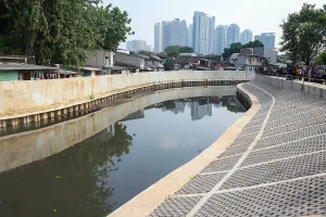 Gubernur DKI Jakarta, Pramono Anung meninjau proses pembangunan prasarana dan sarana Kali Grogol Segmen Kemanggisan di Jakarta Barat, Kamis (2/7). (Sumber: beritajakarta.id | Foto: beritajakarta.id)
