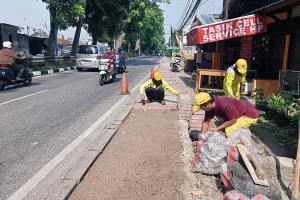 Suku Dinas Bina Marga Jakarta Selatan melakukan perbaikan trotoar di Jalan Moh Kahfi II, Kelurahan Ciganjur, Kecamatan Jagakarsa. (Sumber: beritajakarta.id | Foto: beritajakarta.id)