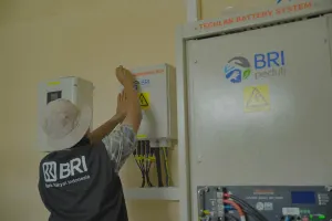 BRI melalui program BRI Peduli menyalurkan bantuan PLTS di Desa Bojong, Bandung Barat, guna mendukung akses energi bersih, meningkatkan produktivitas, dan kesejahteraan masyarakat.
