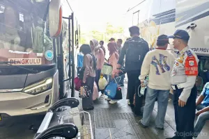 Peningkatan aktivitas di Terminal Terpadu Pulo Gebang, Cakung, Jakarta Timur. (Sumber: beritajakarta.id | Foto: beritajakarta.id)