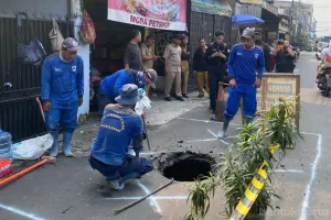 Jalan Assirot, Jakarta Barat amblas pada Selasa, 7 Juli 2026 dalam masa perbaikan. (Sumber: beritajakarta.id | Foto: beritajakarta.id)