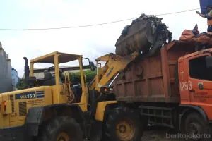 Penanganan sampah di TPST belakang Pasar Cakung
