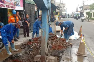 Suku Dinas Sumber Daya Air (SDA) Jakarta Barat berencana melakukan evaluasi uji kelayakan saluran di sepanjang Jalan Assirot. (Sumber: beritajakarta.id | Foto: beritajakarta.id)