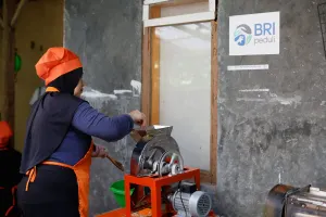 BRI Peduli melalui Program AURA mendukung KWT Bina Tani Mysari Pala di Bogor lewat pelatihan dan bantuan alat produksi guna meningkatkan kapasitas usaha, kualitas produk, serta memperluas pemasaran olahan pala.